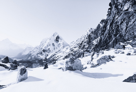 在黎明时积雪覆盖的喜马拉雅山