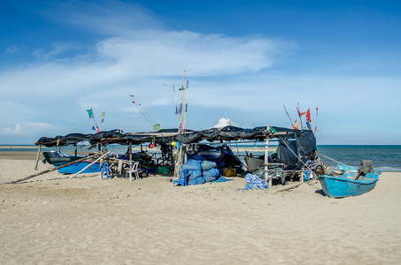蚊帐和渔具与海滩上的船图片