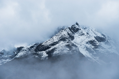 被雪封住的山峰隐藏在喜马拉雅山中的云