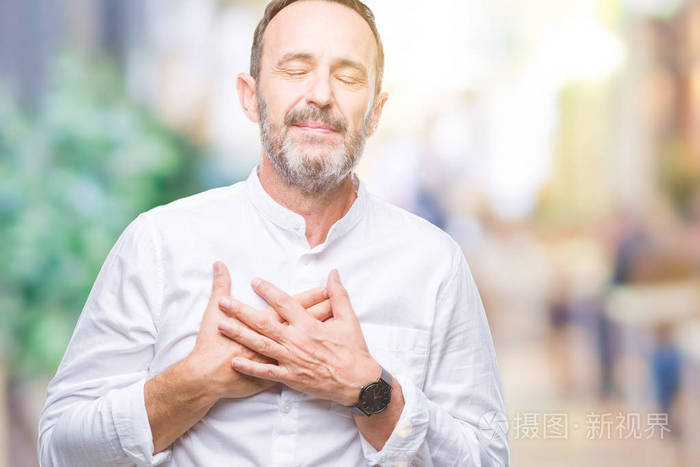 中年老人在与世隔绝的背景下微笑着手放在胸前闭上眼睛, 脸上充满感激