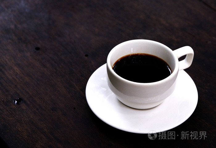 木桌上的白咖啡杯子