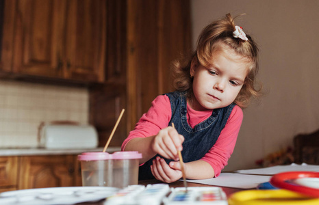 可爱的小女孩, 可爱的学龄后绘画与水彩在画布上, 创造性的年轻艺术家