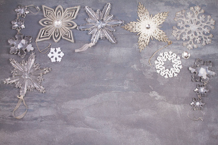 圣诞节和新年雪花的边框或框架灰色背景。寒假概念