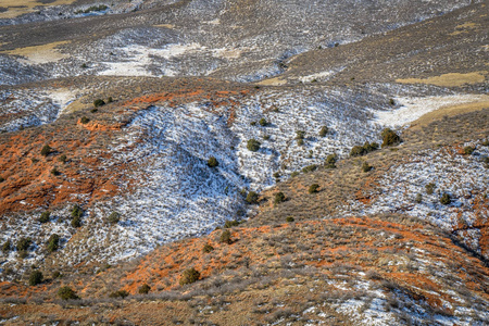 秋天或冬天的景色在红色山开放空间