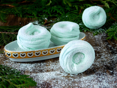 糖盖的甜点薄荷自制棉花糖 (西风) 在木桌上盖上糖粉照片