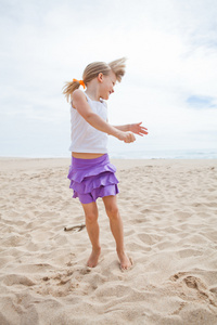 在海滩上玩的年轻女孩