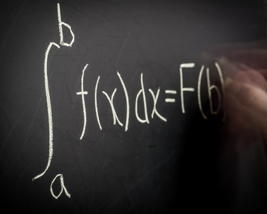 黑板上写微积分方程图片