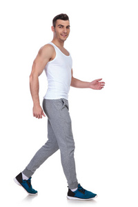 白色顶部的性感肌肉男人的侧面, 在白色的背景, 全身图片照片