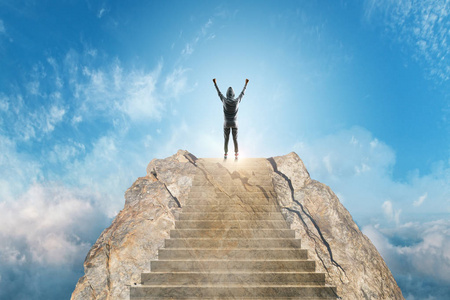 增长黑客年轻的黑客爬上楼梯在美丽的天空背景与云.