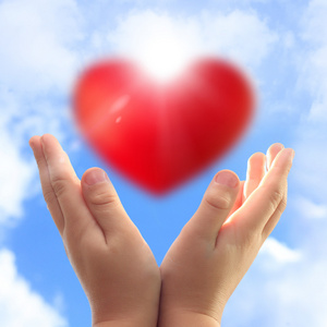 手放在蓝蓝的天空图片