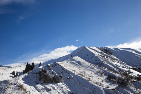 冬季景观。美丽的高山在雪中, 白云在蔚蓝的天空中风景如画的峡谷。北高加索的 Priprda
