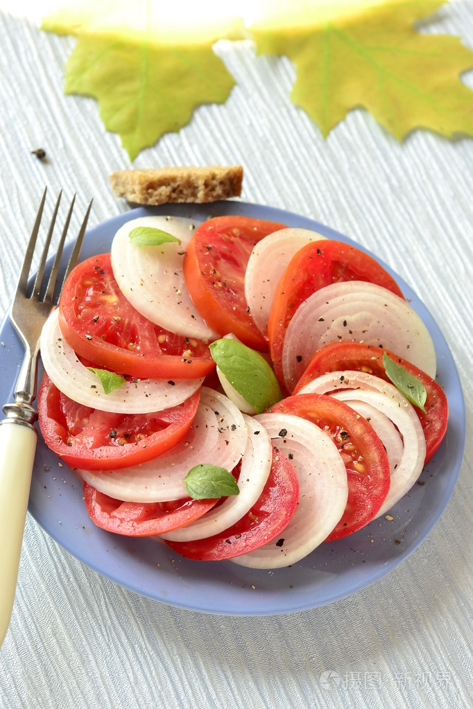 番茄沙拉配洋葱和罗勒