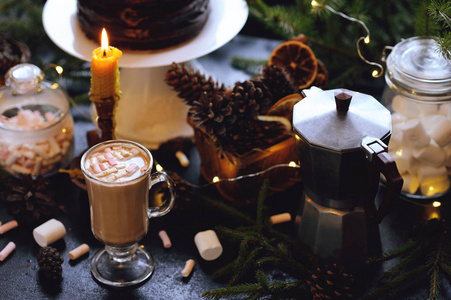 杯热可可，巧克力蛋糕和圣诞装饰品仿古背景