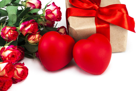 红玫瑰和情人节的心和礼物白色 backgrou