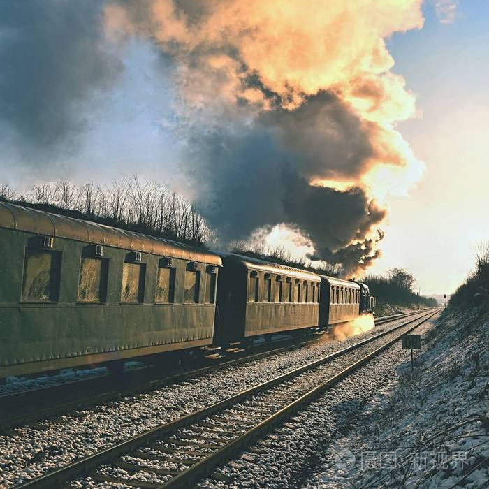 美丽的老式蒸汽火车在日落时在铁轨上奔跑为孩子和父母在节日的特殊