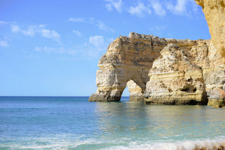 Marinha, 美丽的海景与沙滩之间的岩石和悬崖在阿尔加维, 葡萄牙。阳光户外背景