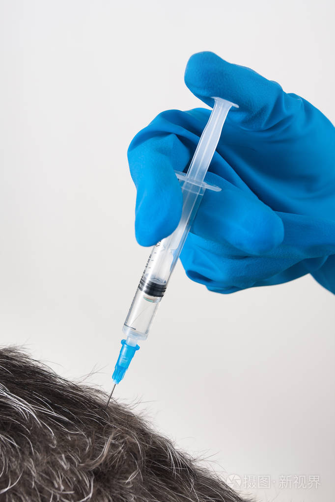 兽医手给狗注射, 特写