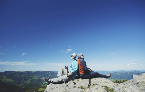 男子和女子徒步登山背包旅游运动李