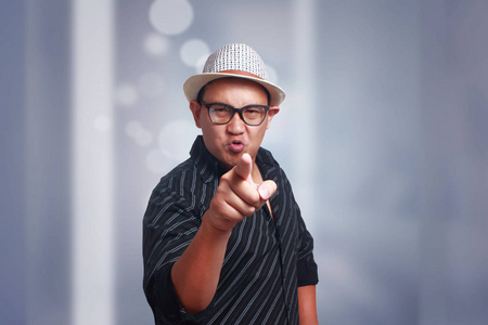 粗鲁的表达愤世嫉俗的愤怒的亚裔男子表达照片