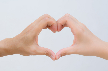 两个手在心形状窗体掌