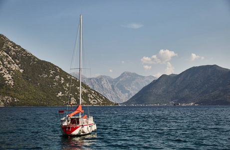 Kotor 湾一艘孤独的游艇。黑山