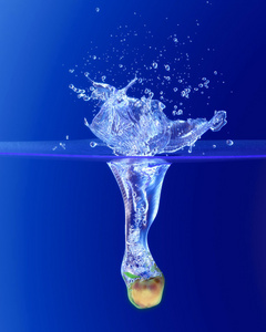 水果掉入水新鲜水果掉入水中扔在水里的水果一组新鲜水果落在水里,溅