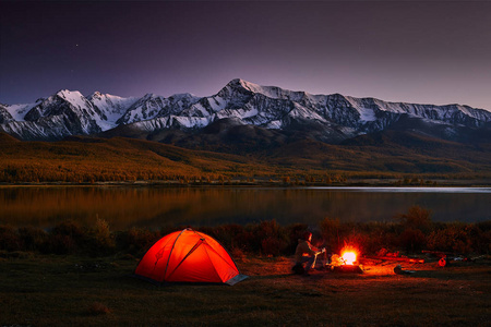 岩石和湖泊的美景。戏剧性和风景如画的场景