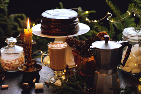 杯热可可，巧克力蛋糕和圣诞装饰品仿古背景