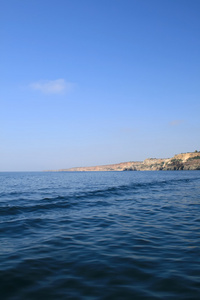 山在岩石从海 coastline.view