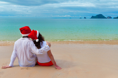 圣诞热带度假，假期快乐的夫妻