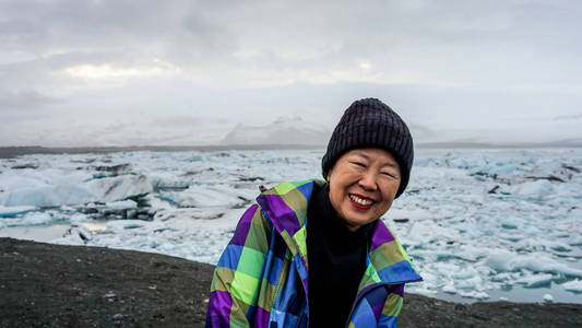 亚洲老妇人前往 Jokulsarlon 冰川泻湖, 冰岛