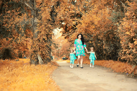 妈妈与两个女儿的双胞胎秋季