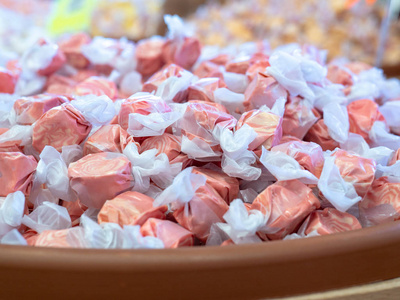 廉价糖果一堆樱桃乳脂糖坐在糖果店里面照片