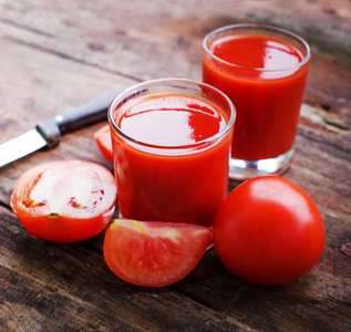 西红柿番茄汁在木质背景下