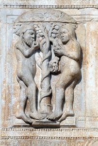 亚当和夏娃吃禁树的果实, 意大利维罗纳圣芝诺教堂立面上的中世纪浮雕