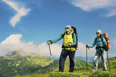 男子和女子徒步登山背包旅游运动李