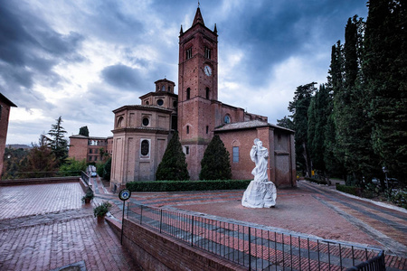 在锡耶纳省的秋季徒步旅行, 从 Buonconvento 到蒙特卡洛 Oliveto 马焦雷修道院