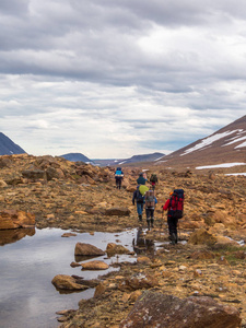 游客从山上下来。美丽的山脉景观, 全景。雪峰。极地乌拉尔山脉。亚马尔