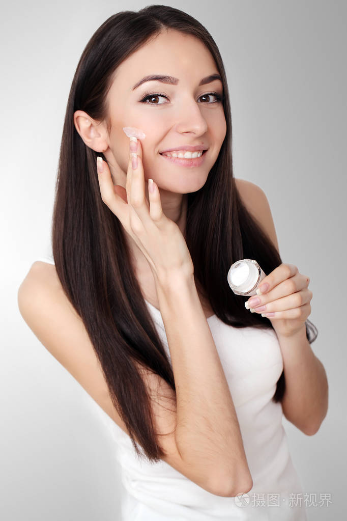 美容护肤系列.美丽的女人,应用化妆品面霜