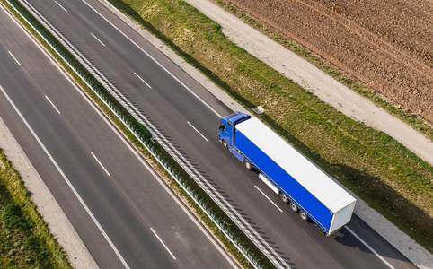 现代公路上的汽车