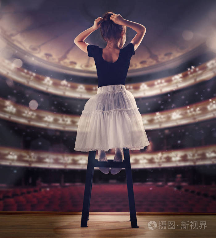 小女孩在舞台上梦想着跳芭蕾舞.儿童概念
