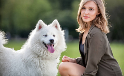 萨摩耶幸福的女人图片