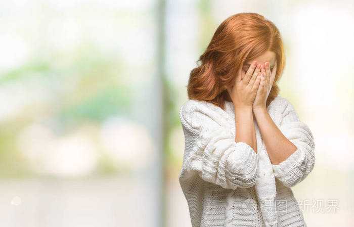 美丽的女人在与世隔绝的背景下穿着冬天的毛衣, 脸上带着悲伤的表情