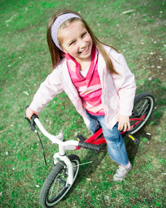 小女孩用她的自行车