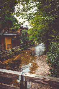 白川方明在日本京都祗园区河上的日本民居