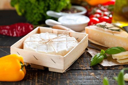 块 parmigiano 里或干酪奶酪在木板上