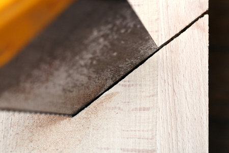 木板是用钢锯切