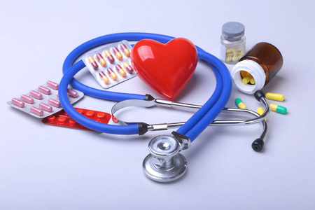 听诊器和红色心脏, 彩色药丸, 片剂, 胶囊水泡为药房和医学