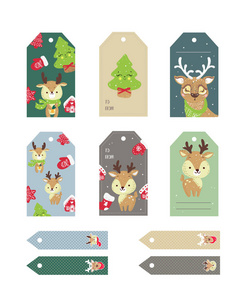 一套标签与滑稽的鹿与帽子和围巾和圣诞树。矢量标记插图