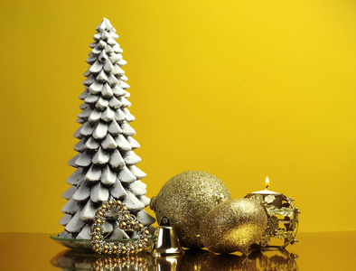 黄色和黄金主题圣诞树 礼物和小玩意欢乐的节日生活依然